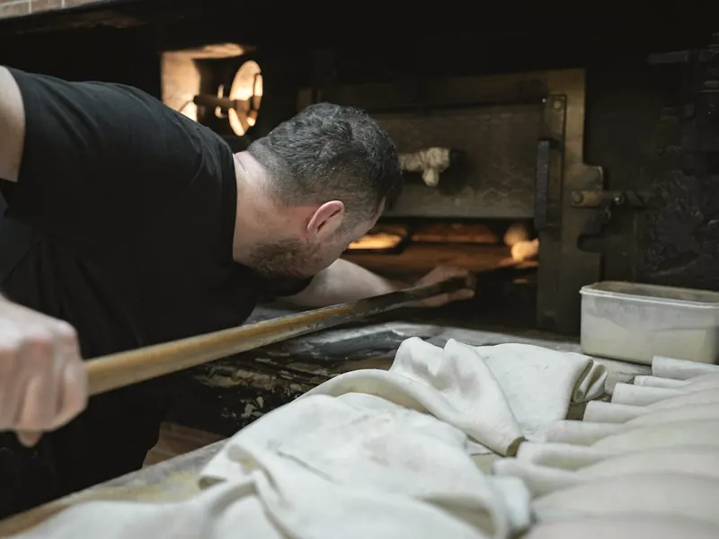 Enfournement à la pelle dans le four à bois