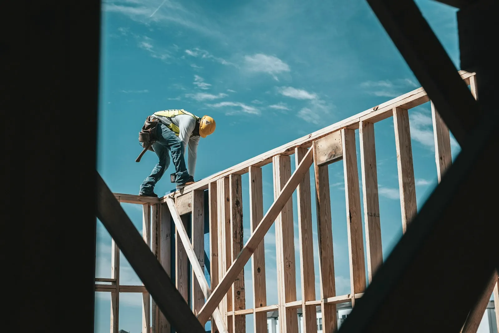 Chantier de rénovation avec artisan au travail