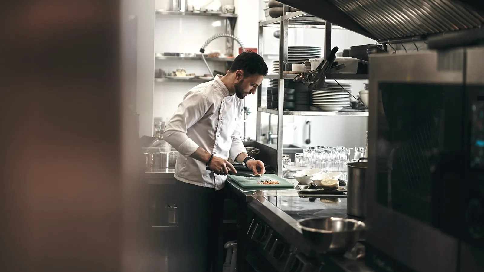 Plat dressé en cuisine de restaurant