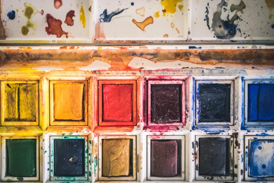 Une boîte d'aquarelle très utilisée, godets entamés