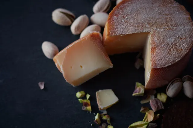 Tomme à croûte grise entamée, sur une ardoise