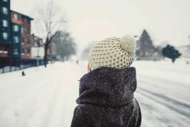 Le bonnet torsadé, écru, porté