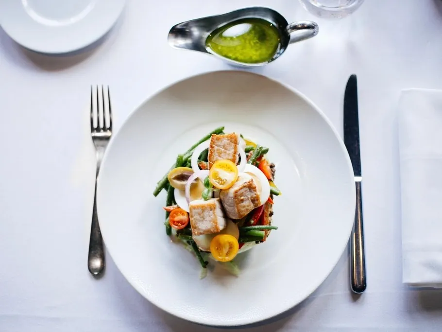Après : assiette nette, blanche, lumière de côté