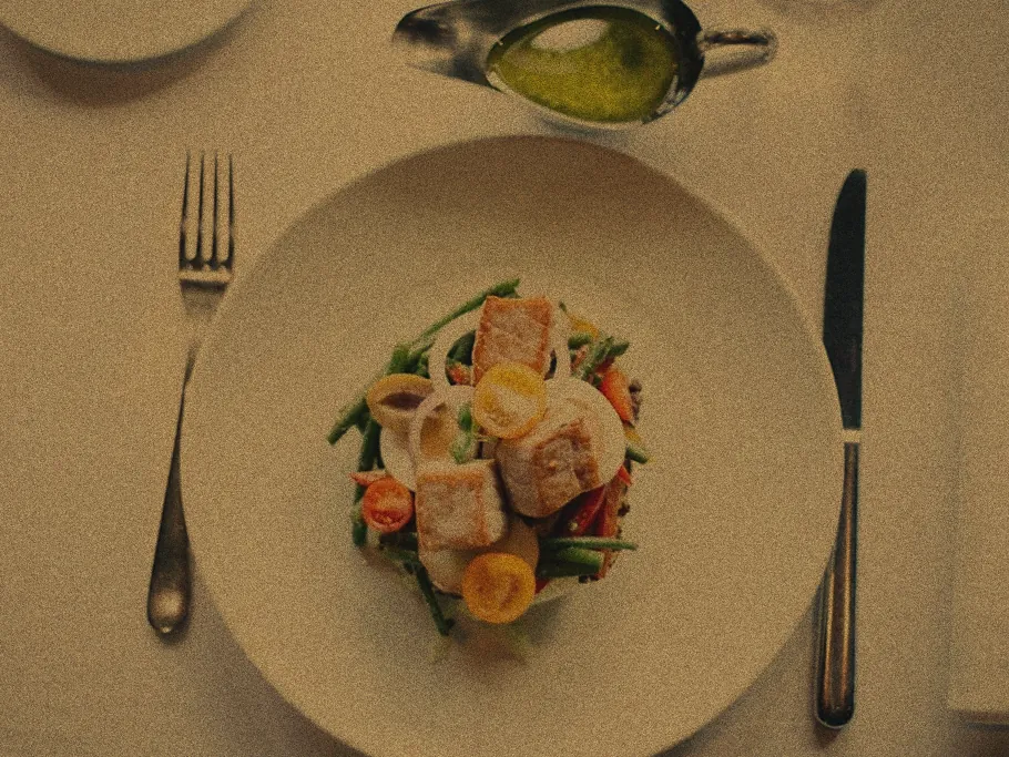 Avant : même assiette, jaunie, sombre et penchée