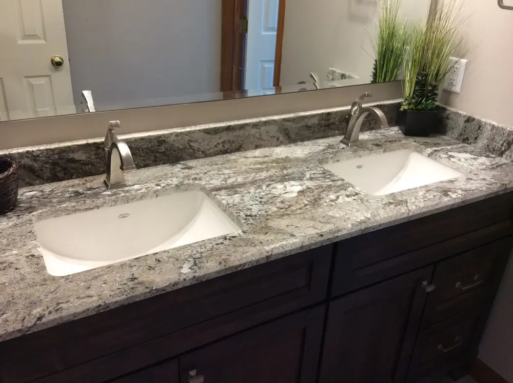 Plan de toilette moderne d'une salle de bain, avec vasque et rangements