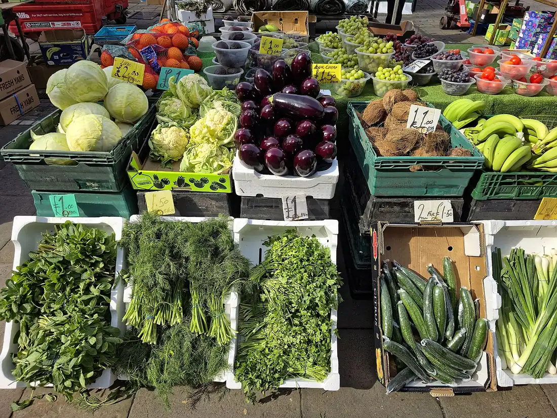 Cageots de produits frais prêts à partir