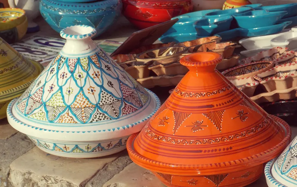 Vases et poteries en céramique, exposés sur une étagère