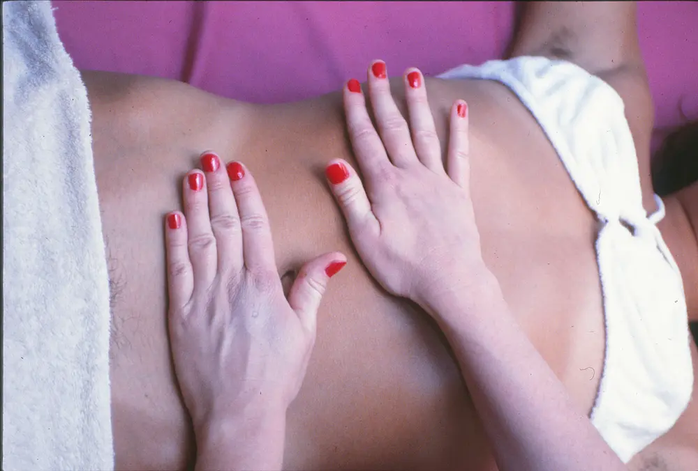 Cabines de soins séparées par des cloisons de bois, dans une salle de rééducation