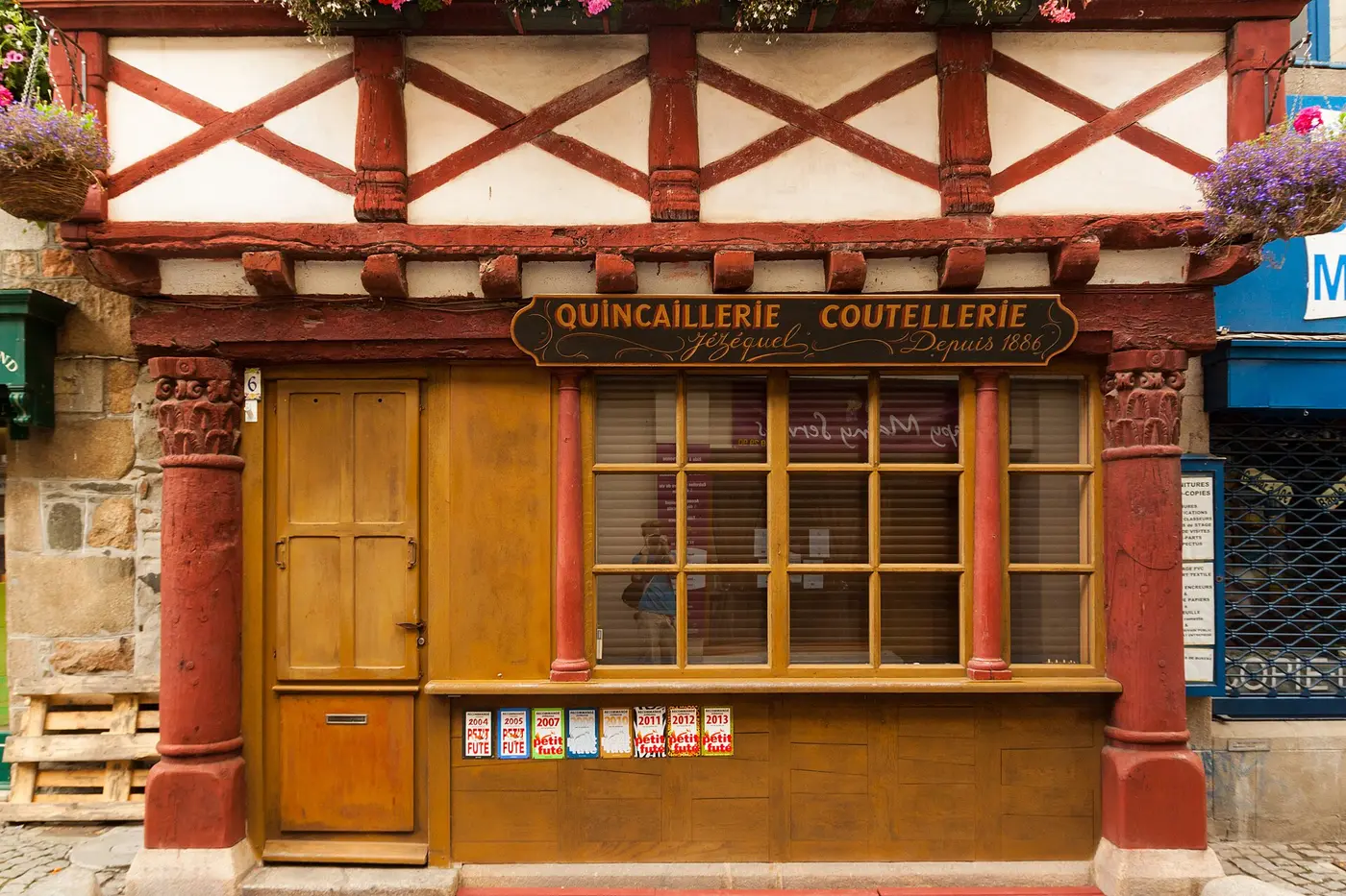 Casiers étiquetés à la main et bacs de boulonnerie dans une quincaillerie