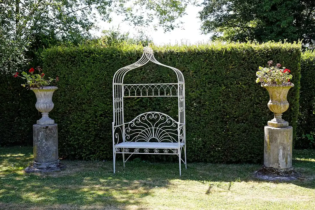 Le jardin clos du gîte, à l'ombre en fin de journée