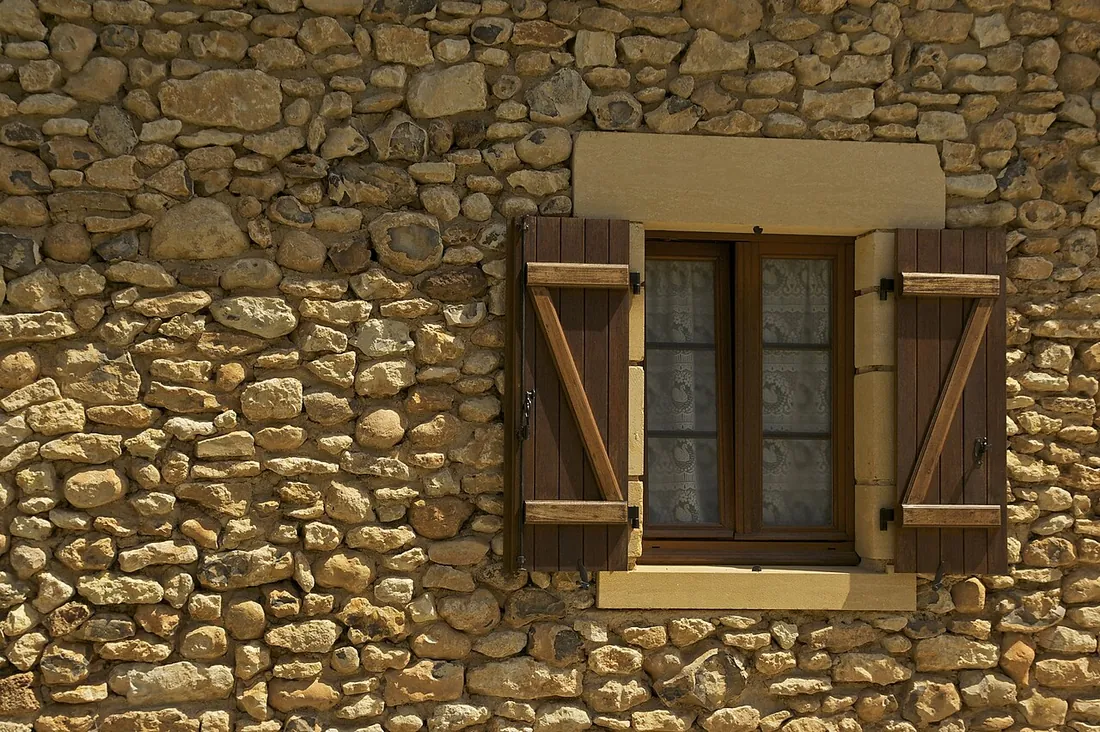 Détail des murs en pierre et des volets du gîte