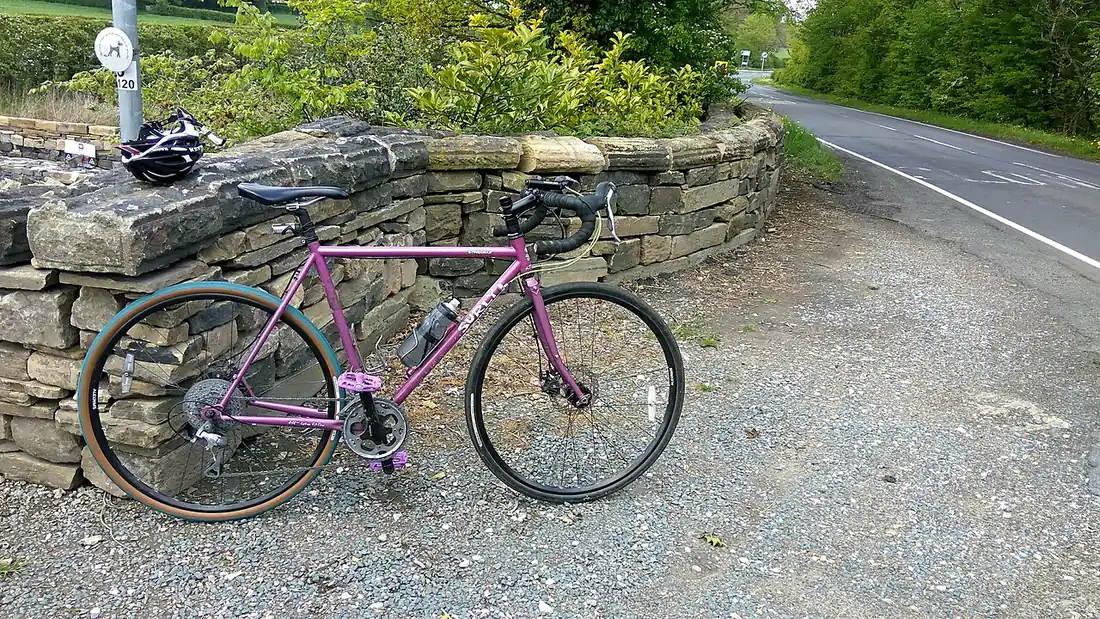 Vélos rangés le long du mur, prêts à partir