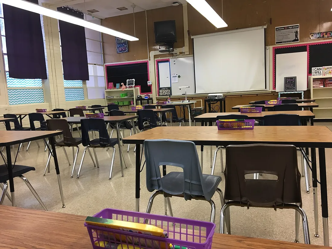 Salle de cours, postes prêts avant l'arrivée du groupe