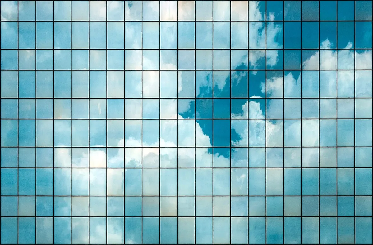 Série Angles : reflets sur une façade de verre