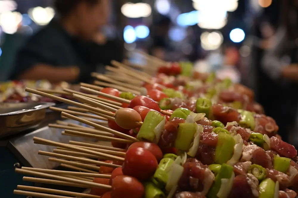 Brochettes de tomates, de poivrons et de viande marinée prêtes à griller