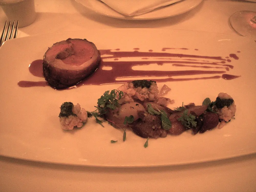 Épaule d'agneau dressée à l'assiette avec son jus