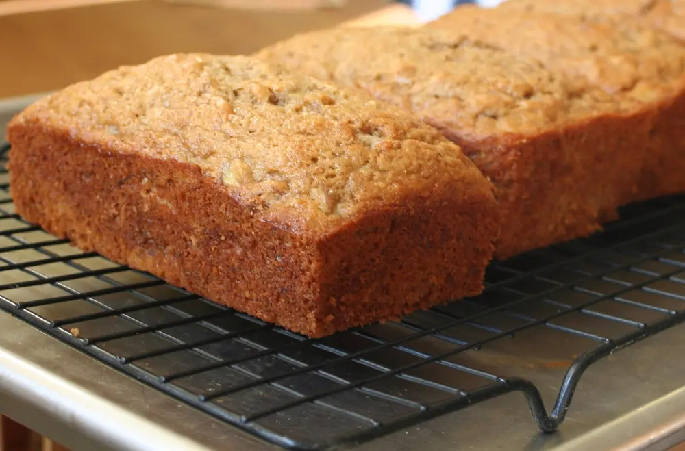 Cake aux noix démoulé, posé sur une grille de refroidissement